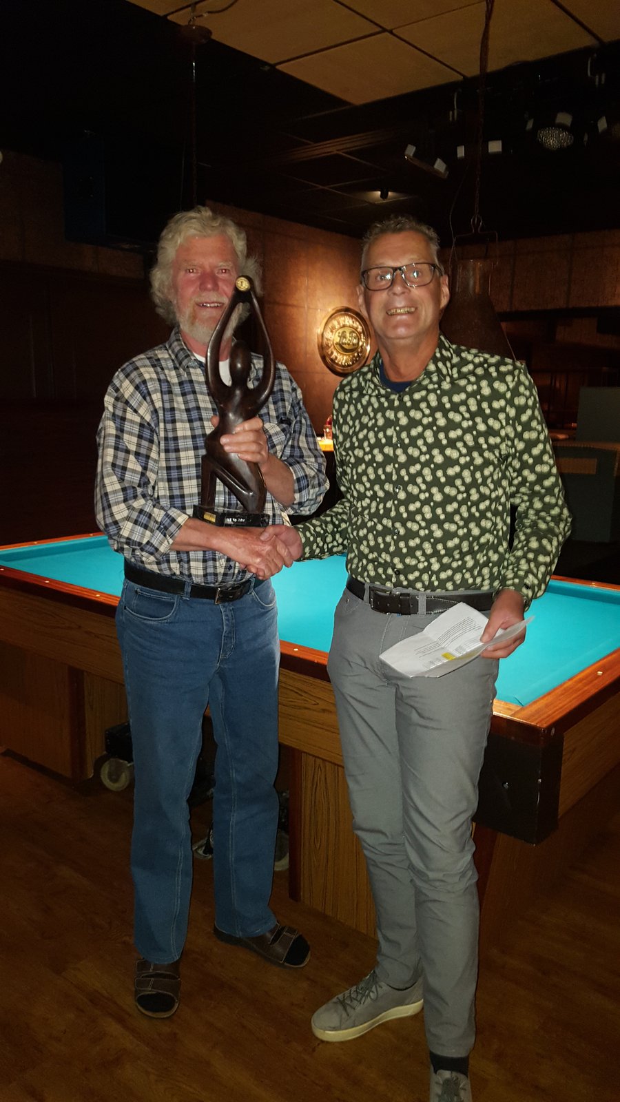 2022 april Winnaar Siem Boots met de bokaal