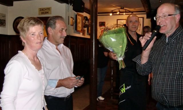 2010 april Afscheidsavond van Harry en Marga Boswinkel, de bloemen en speech van Thomas Laan (1)