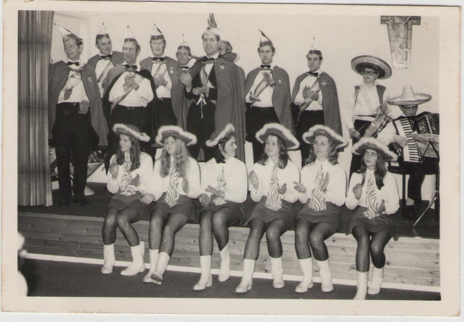 carnaval prins sjpronk en dansmariekes