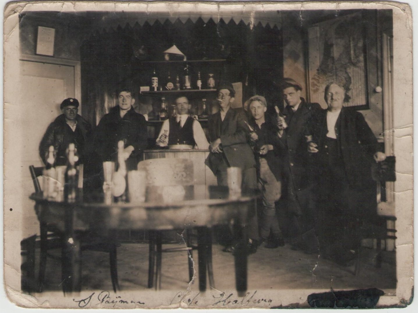s.bijman achter bar met gasten 1946