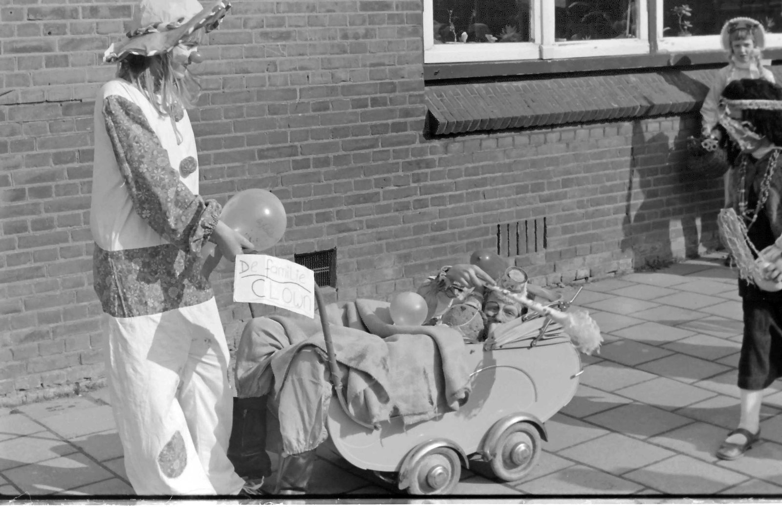 1971 optocht met kinderwagen