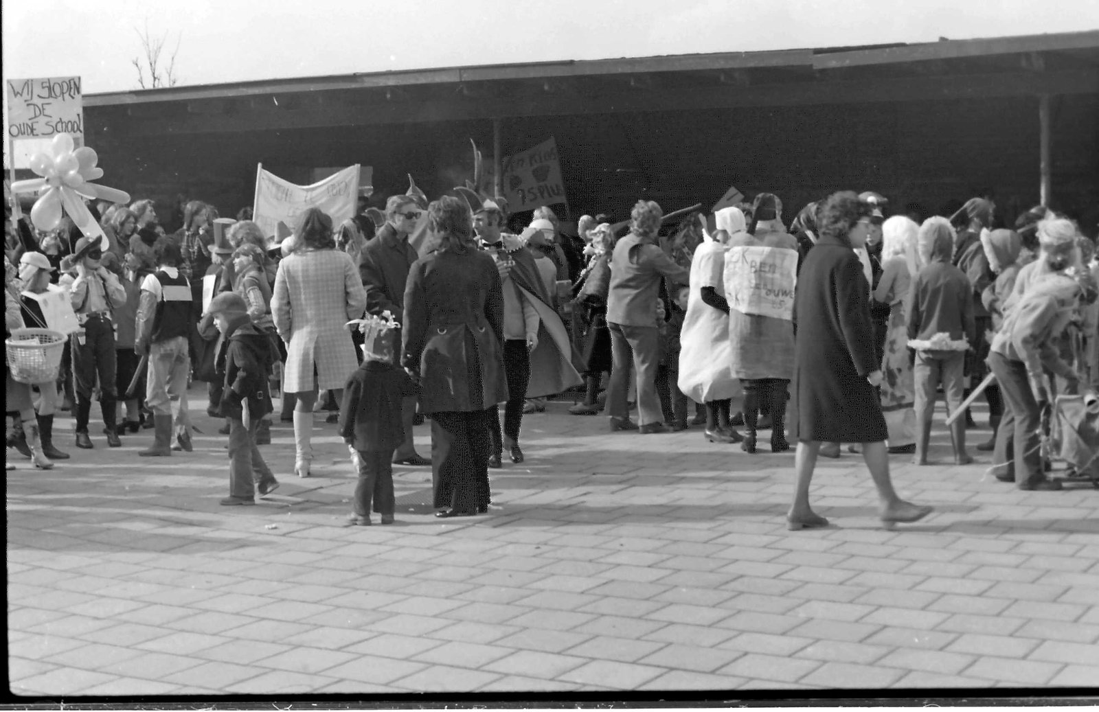 1971 verzamelen op schoolplein