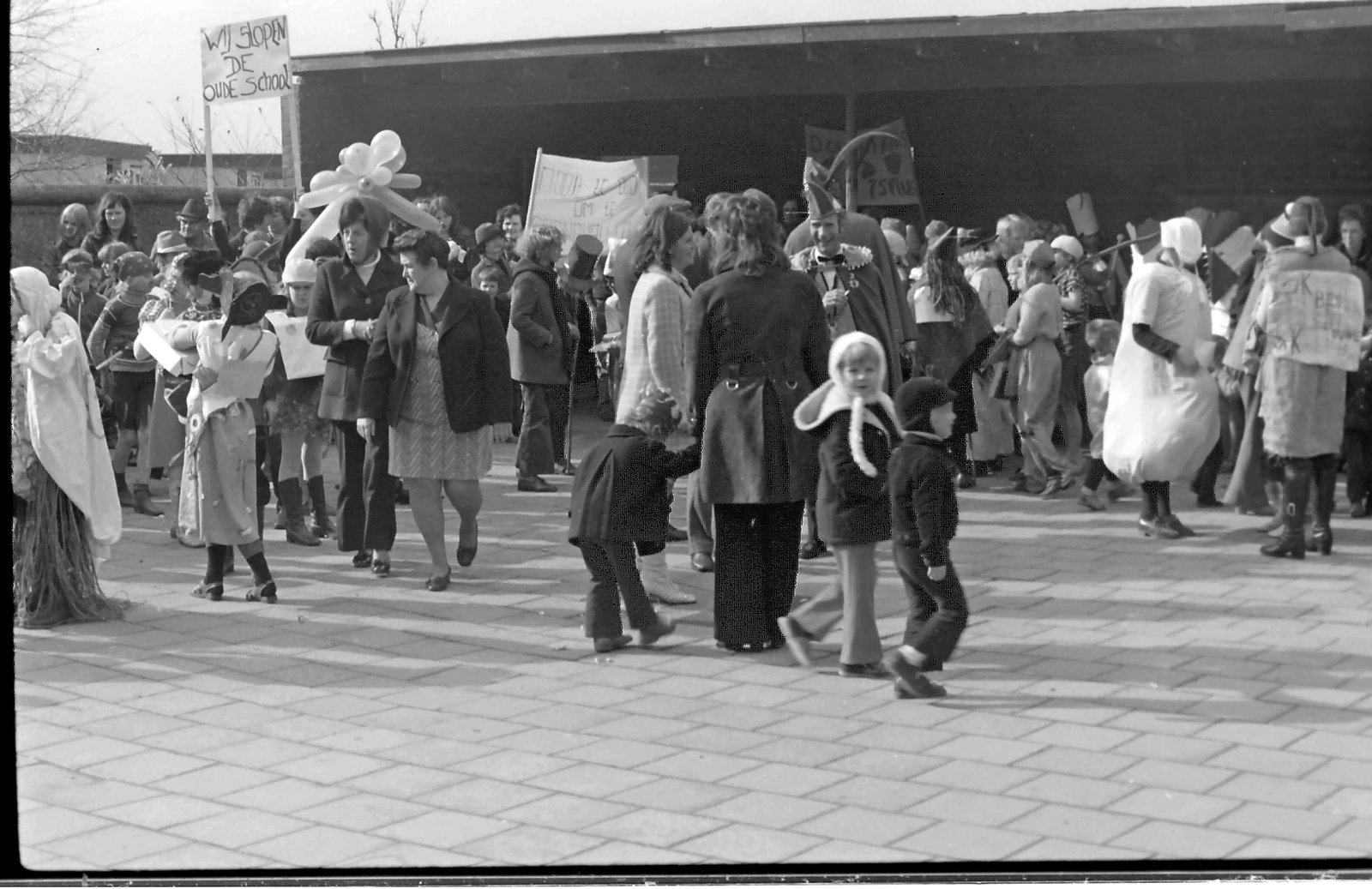 1971 Verzamelen voor optocht