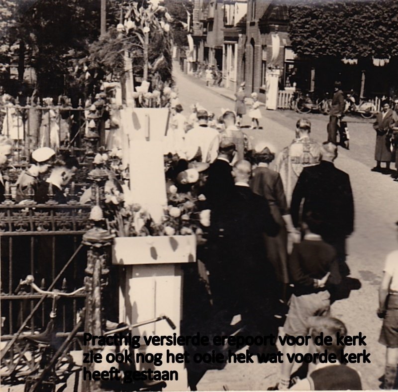 Versierde poort voor kerk
