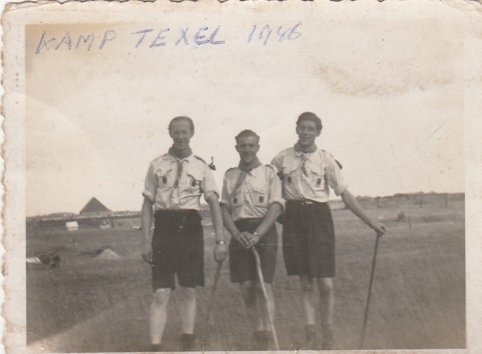 1946 De staf kamp Texel met links Arie Floris