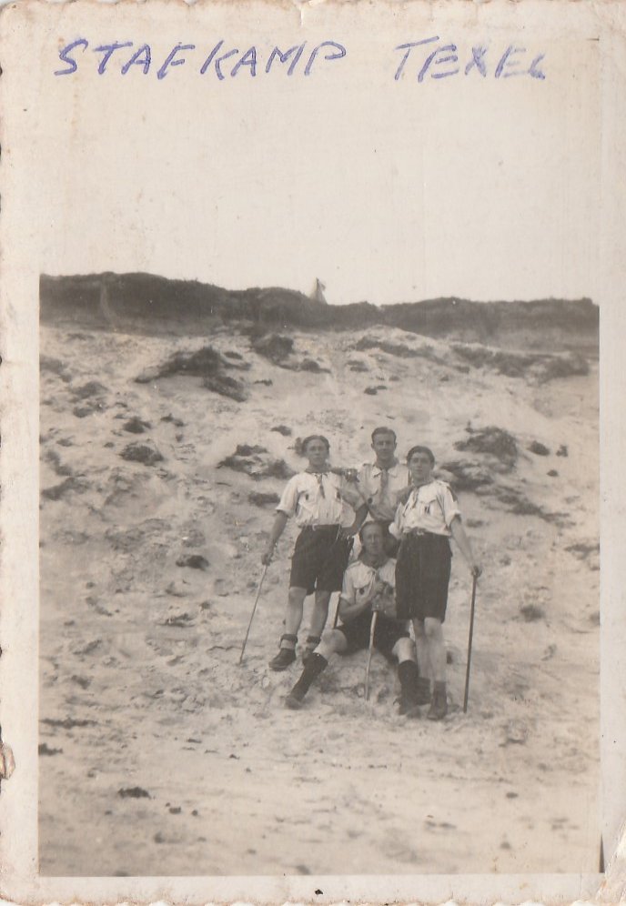 1946 kamp op Texel de staf zittend Arie Floris