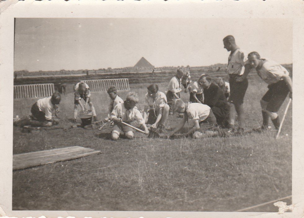 1946 vuurtje maken in de grond kamp Texel met rechts Arie Floris