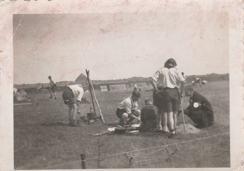 1946 Vuurtje maken om te kokenkamp op Texel 1946