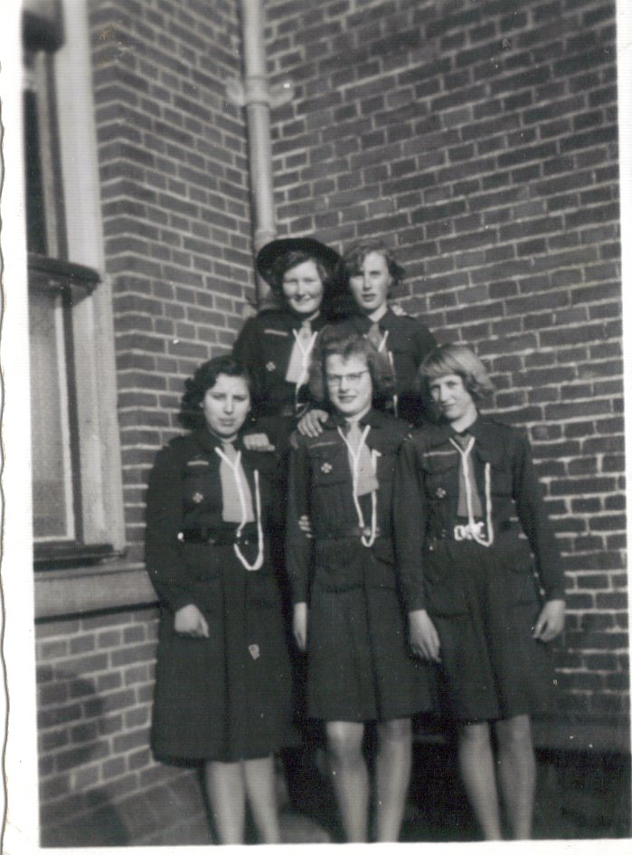 padvinders staand in hoek v.d. Mantel