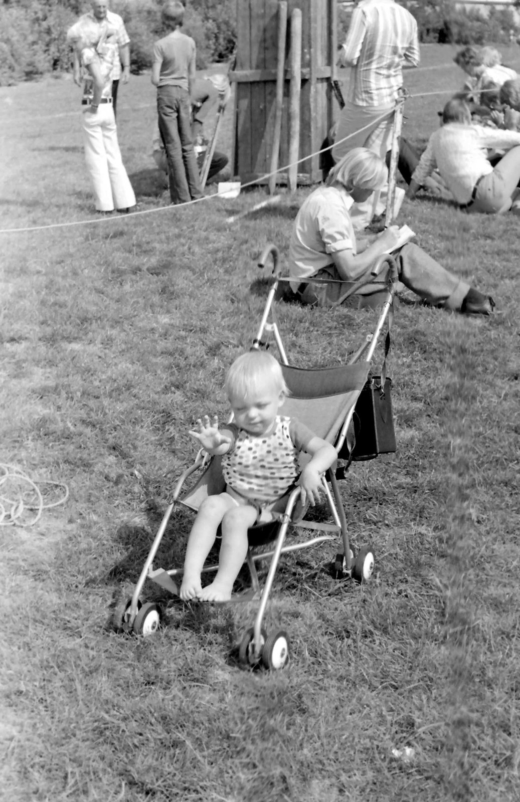 kindje geniet in buggy