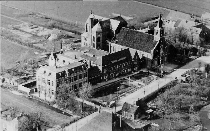 Luchtfoto van klooster/kerkcomplex, Spierdijk