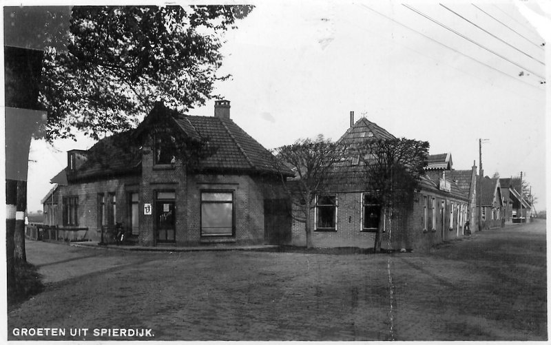 Groeten uit Spierdijk, straathoek, ca. 1930