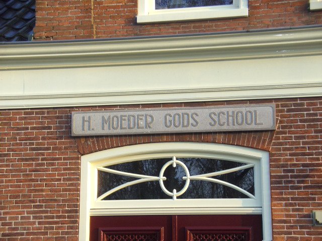 Gevelsteen 'H. Moeder Gods School' (detail)