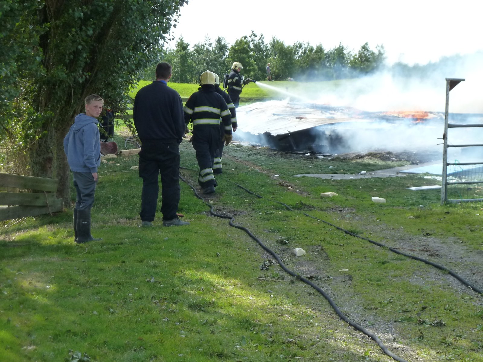 2014 aug. Brandweer aan het nablussen