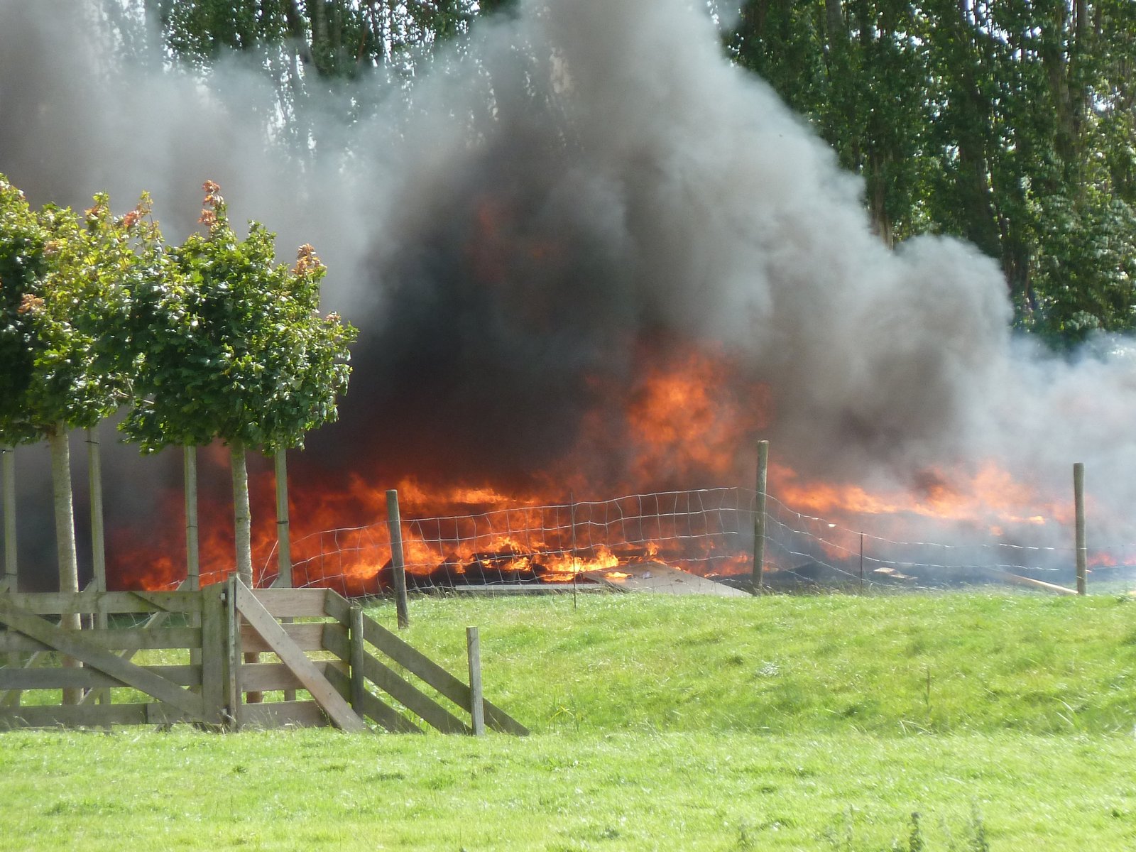 2014 aug 12 De kantine van de steeds gladder brand heel goed (1)
