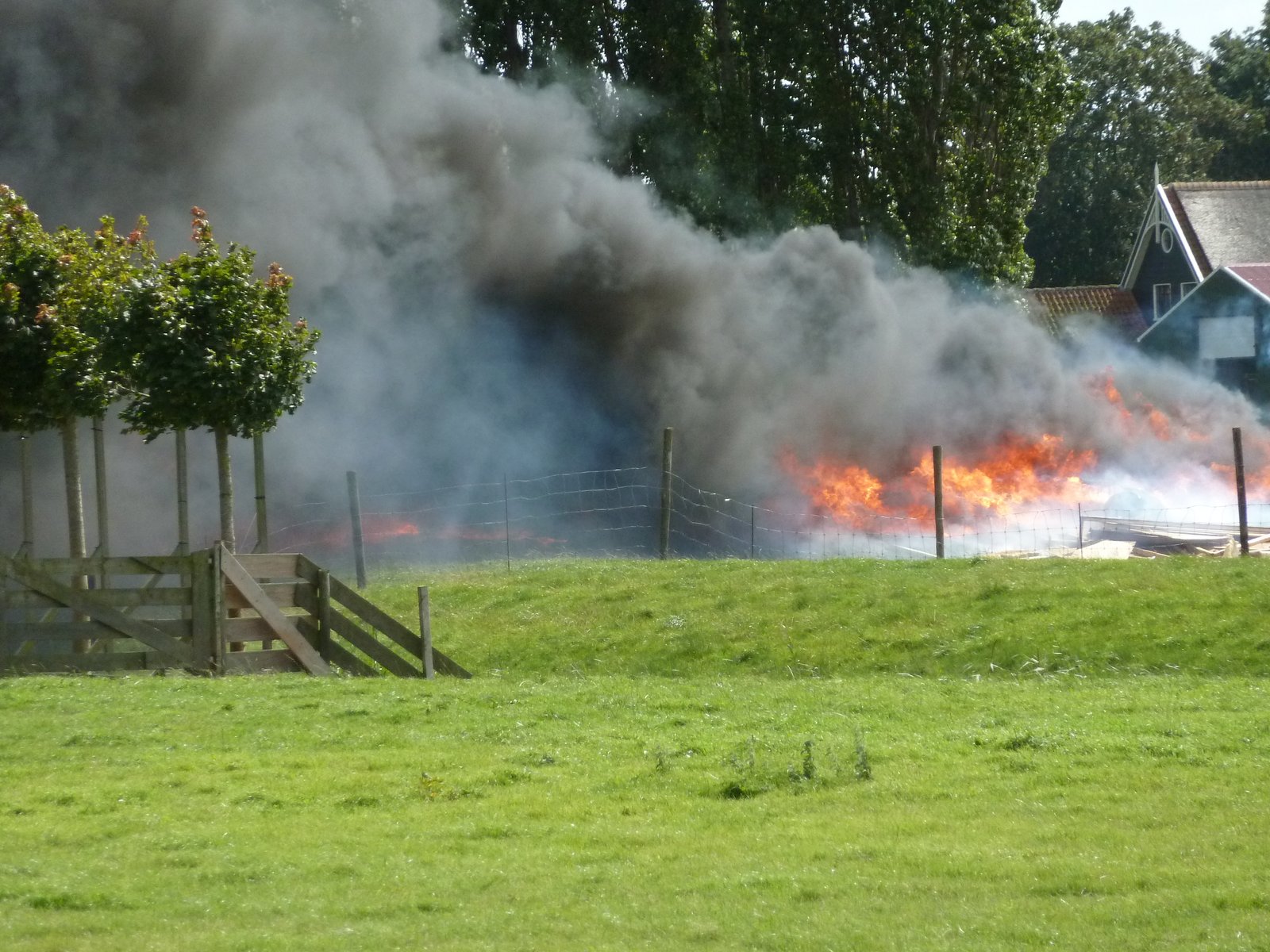 2014 aug 12 De kantine van de steeds gladder brand heel goed (3)