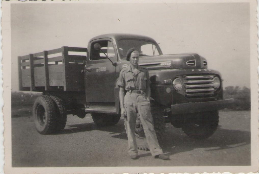 Dirk Commandeur met zijn wagen bij vliegveld Magoeno, Djokja febr.49 (1)