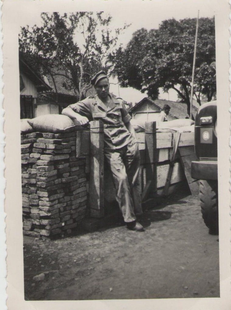 Dirk Commandeur met zijn wagen bij vliegveld Magoeno, Djokja febr.49 (3)
