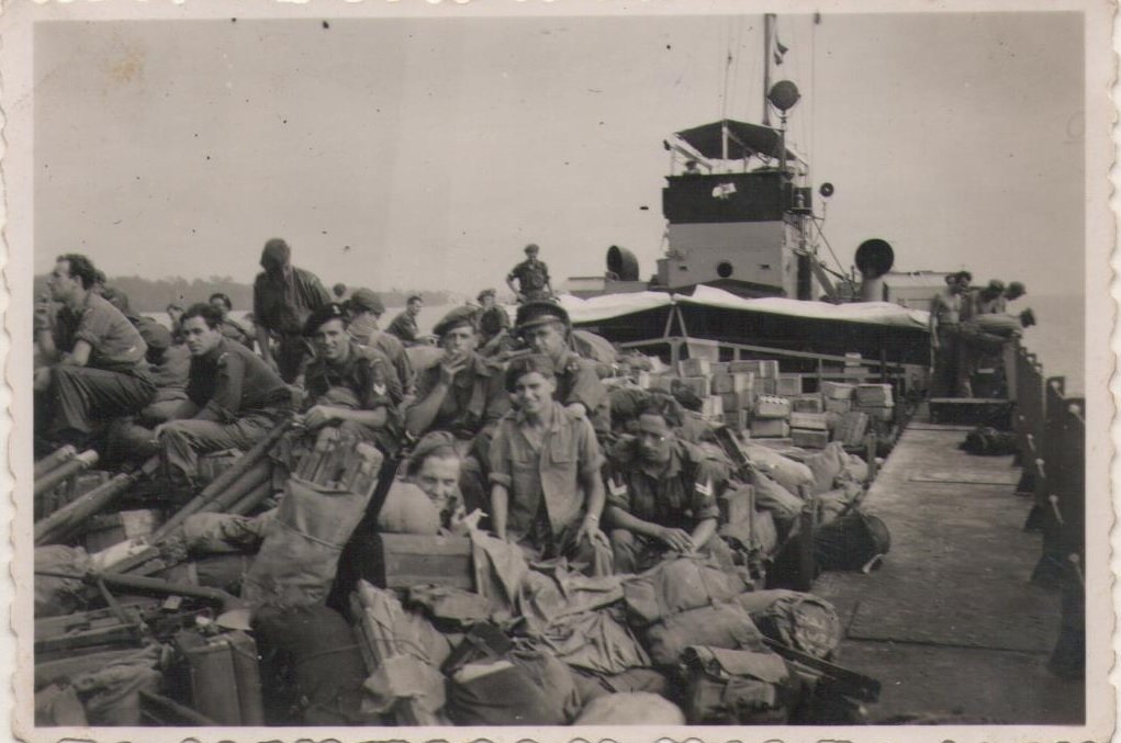 Kees van Leeuwen op de landingsboot naar Palembang