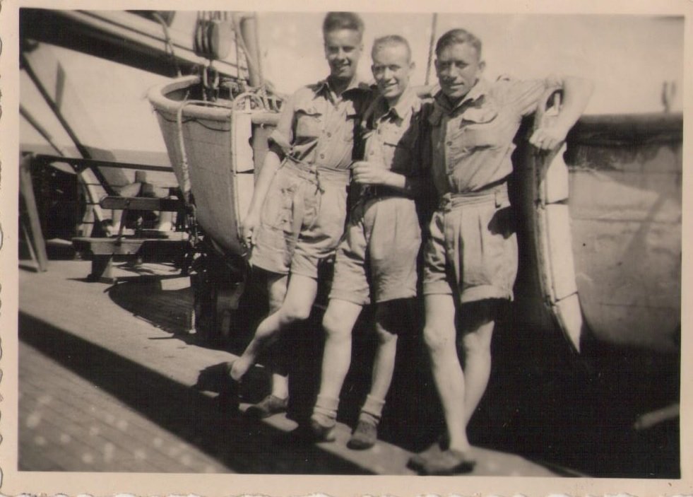 Kees van Leeuwen op het troepentransportschip met Frans van Haaren en Joop Bras