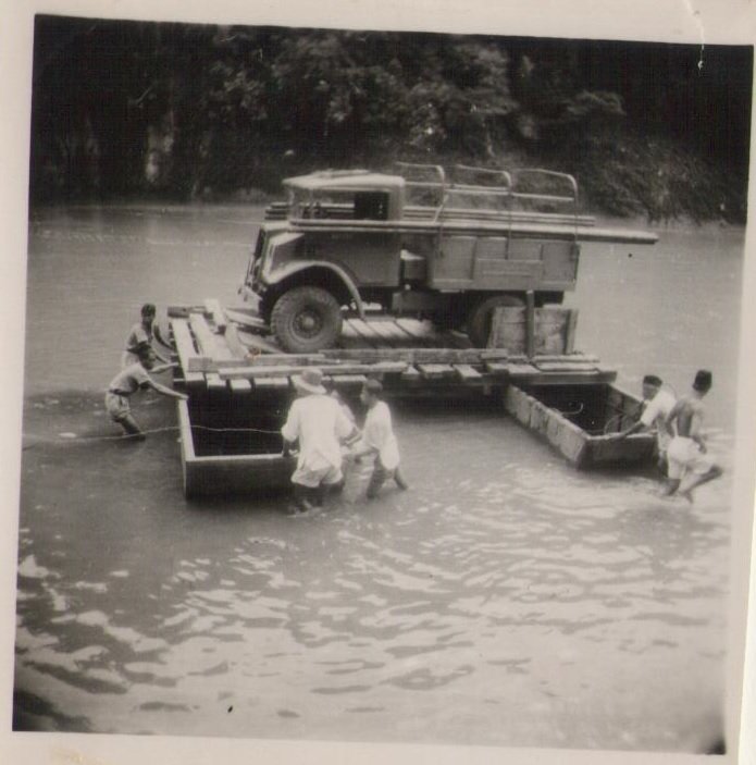 Kees van Leeuwen West Java omgeving Buitenzorg Dramaga, de halftruck wordt overgezet en daarna op varkensjacht. (2)