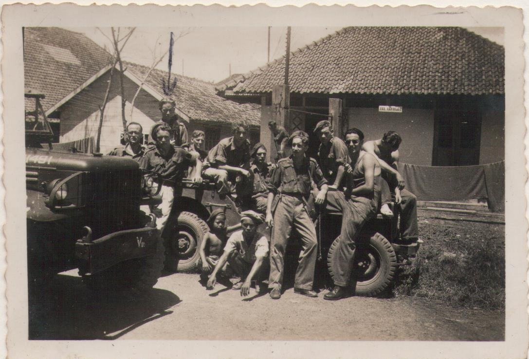 Kees van Leeuwen West Java omgeving Buitenzorg Dramaga, de halftruck wordt overgezet en daarna op varkensjacht. (5)