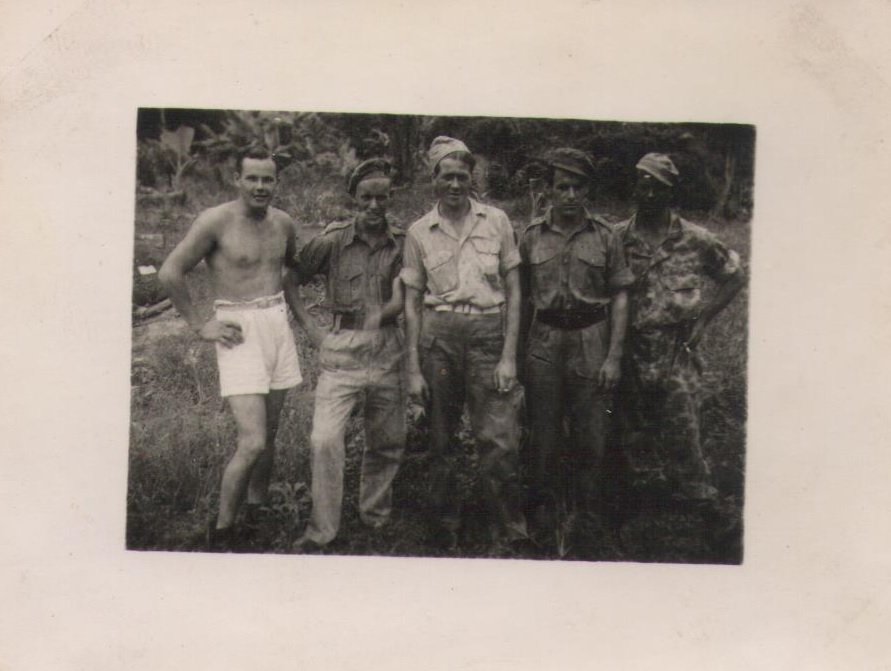 Kees van Leeuwen West Java omgeving Buitenzorg Dramaga, de halftruck wordt overgezet en daarna op varkensjacht. (7)