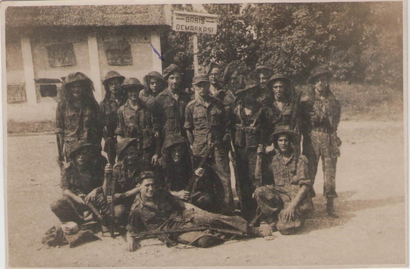 wapenbroeders in Medan, in het midden Kees Doodeman