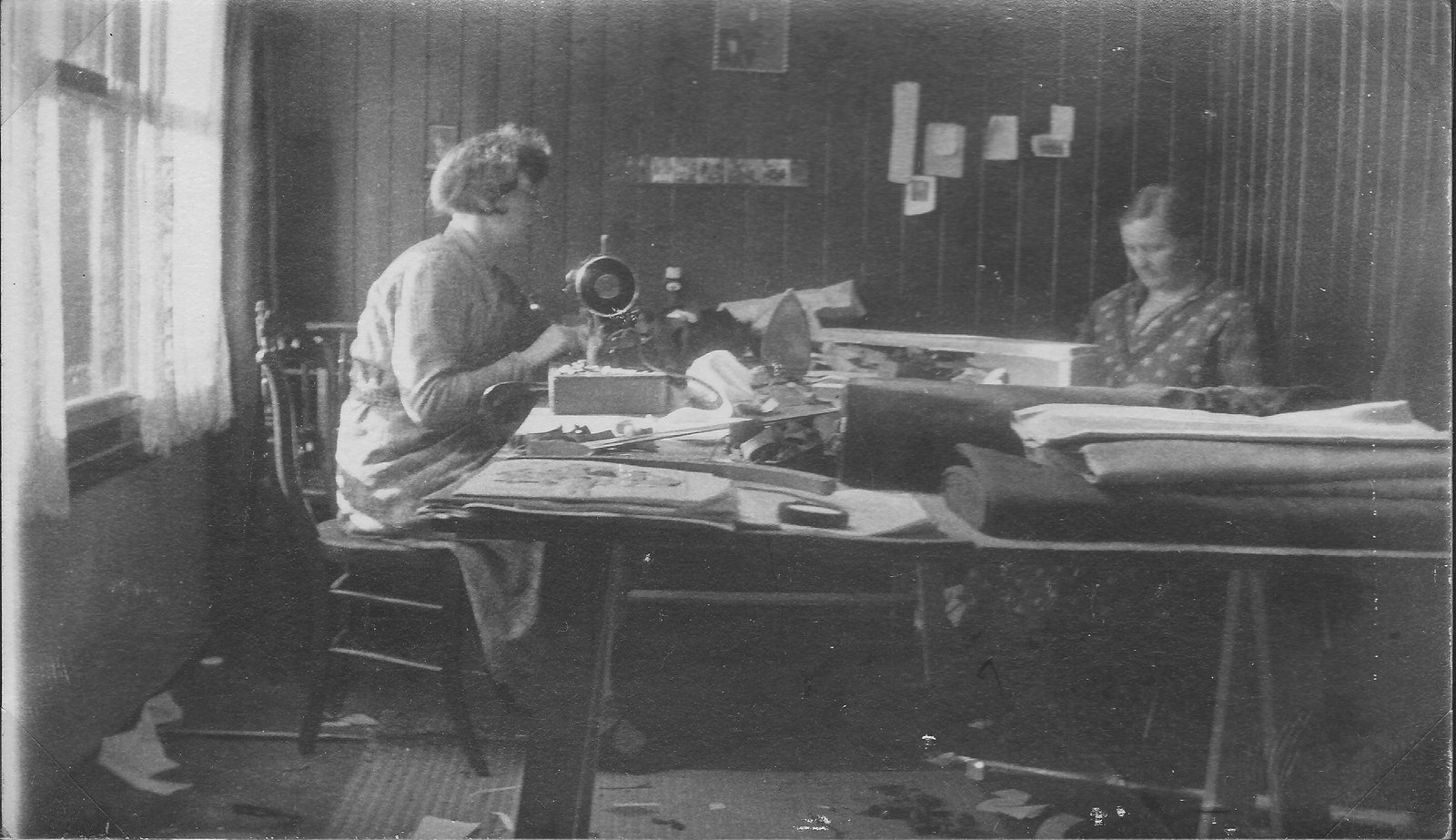 De naaikamer/het atelier, 1932; hier werkten de naaisters van Mw. Duin-Klavers manufacturenzaak