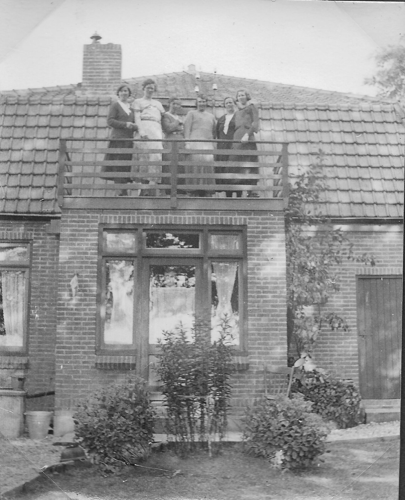 Achterkant van het huis met balkon; Annie Duin, Annie Duin (dochter van ma Klaver), Riet Borst, Alie Steur, Ma Klaver en Gre Duin