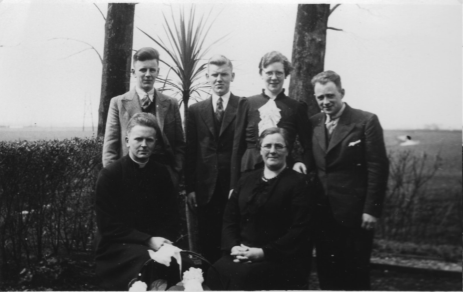 Familie Duin-Klaver in de tuin, uitzicht over de polder, 1937