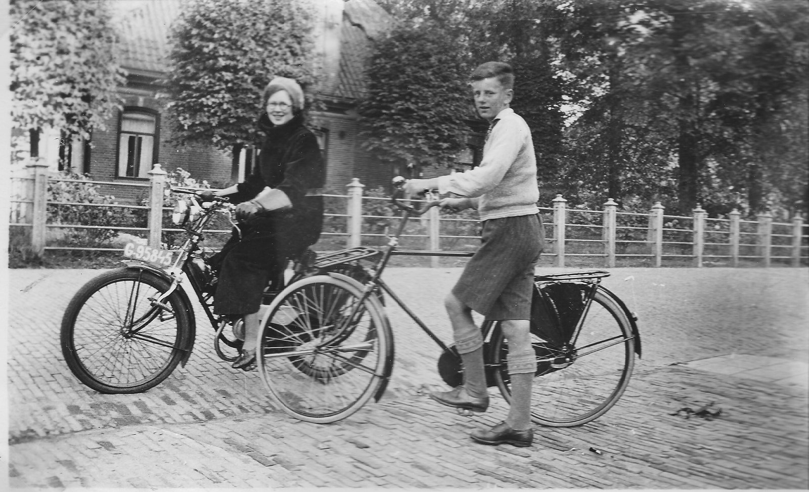 Annie Duin op de bromfiets, op weg naar klanten