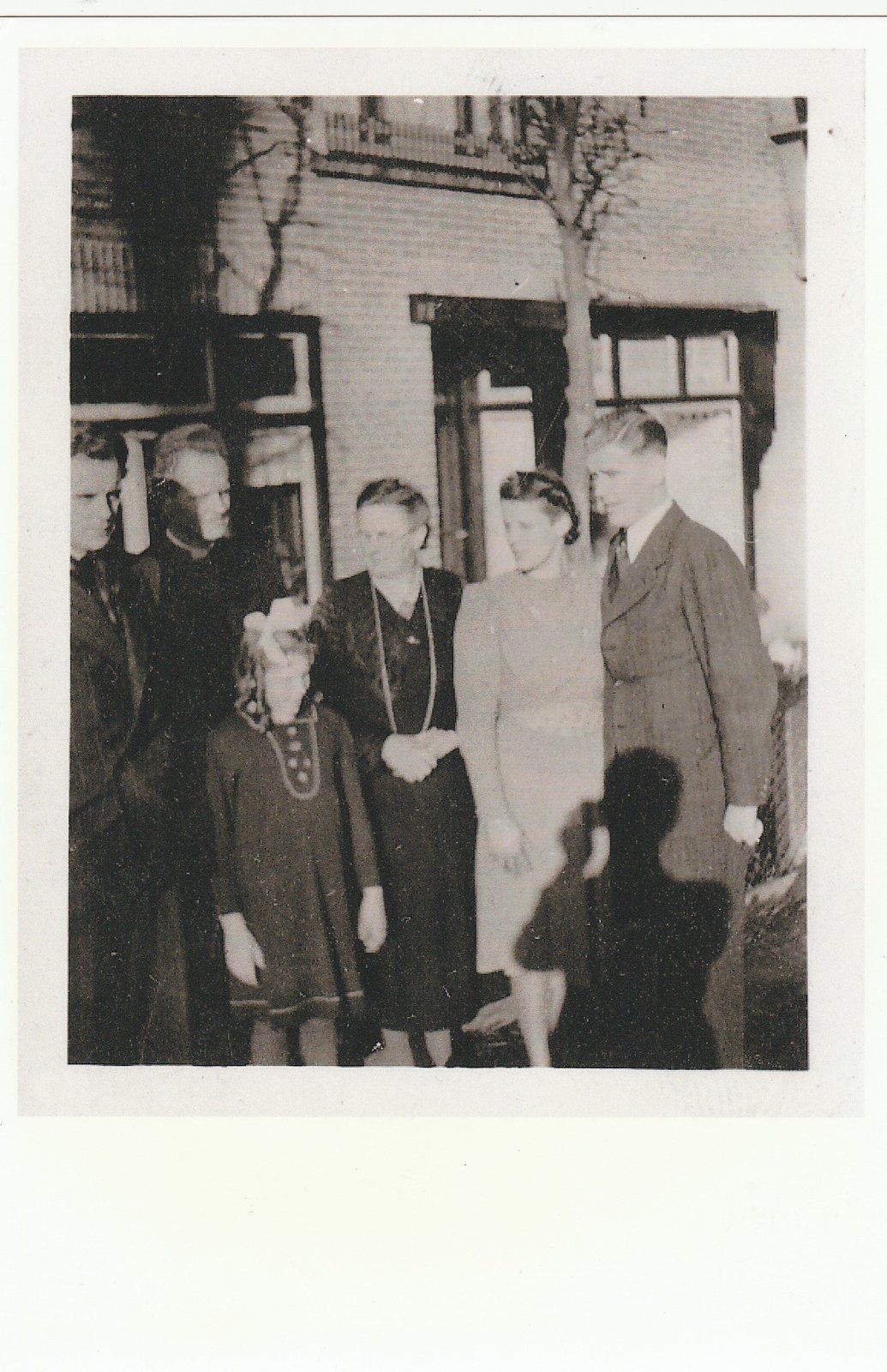 Priesterwijding of -jubileum van Jan Duin, met familie voor de deur