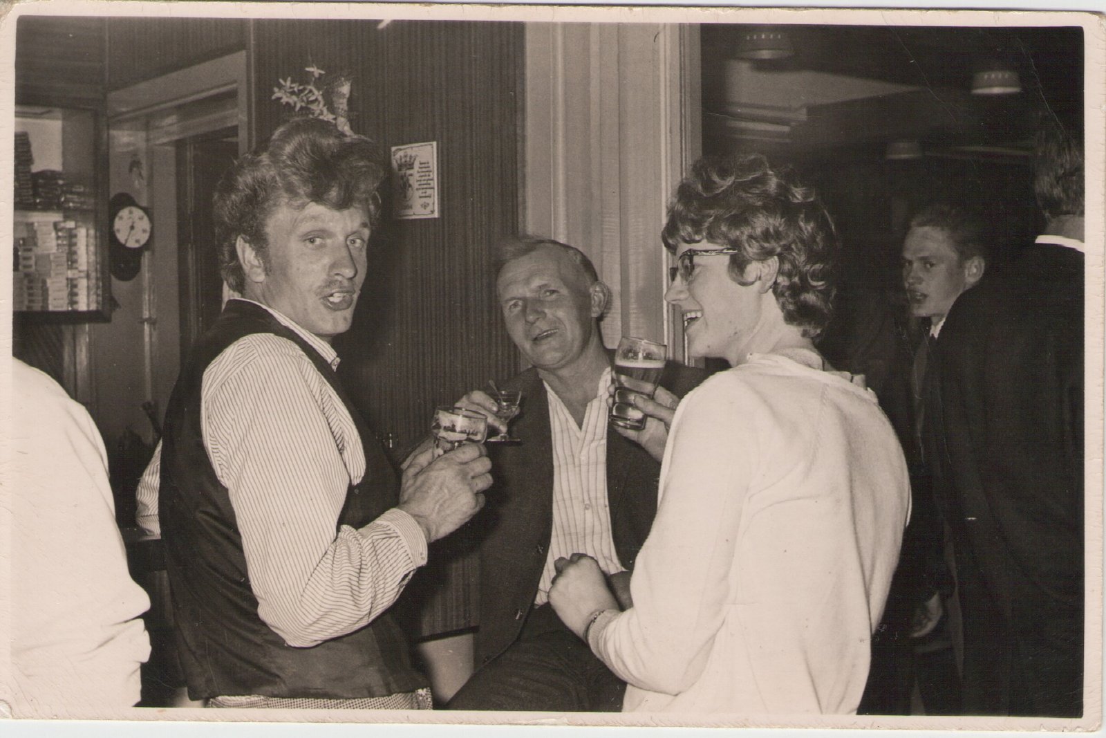1965 kermis met Piet Caarls en Piet Kruyer bij café Duin