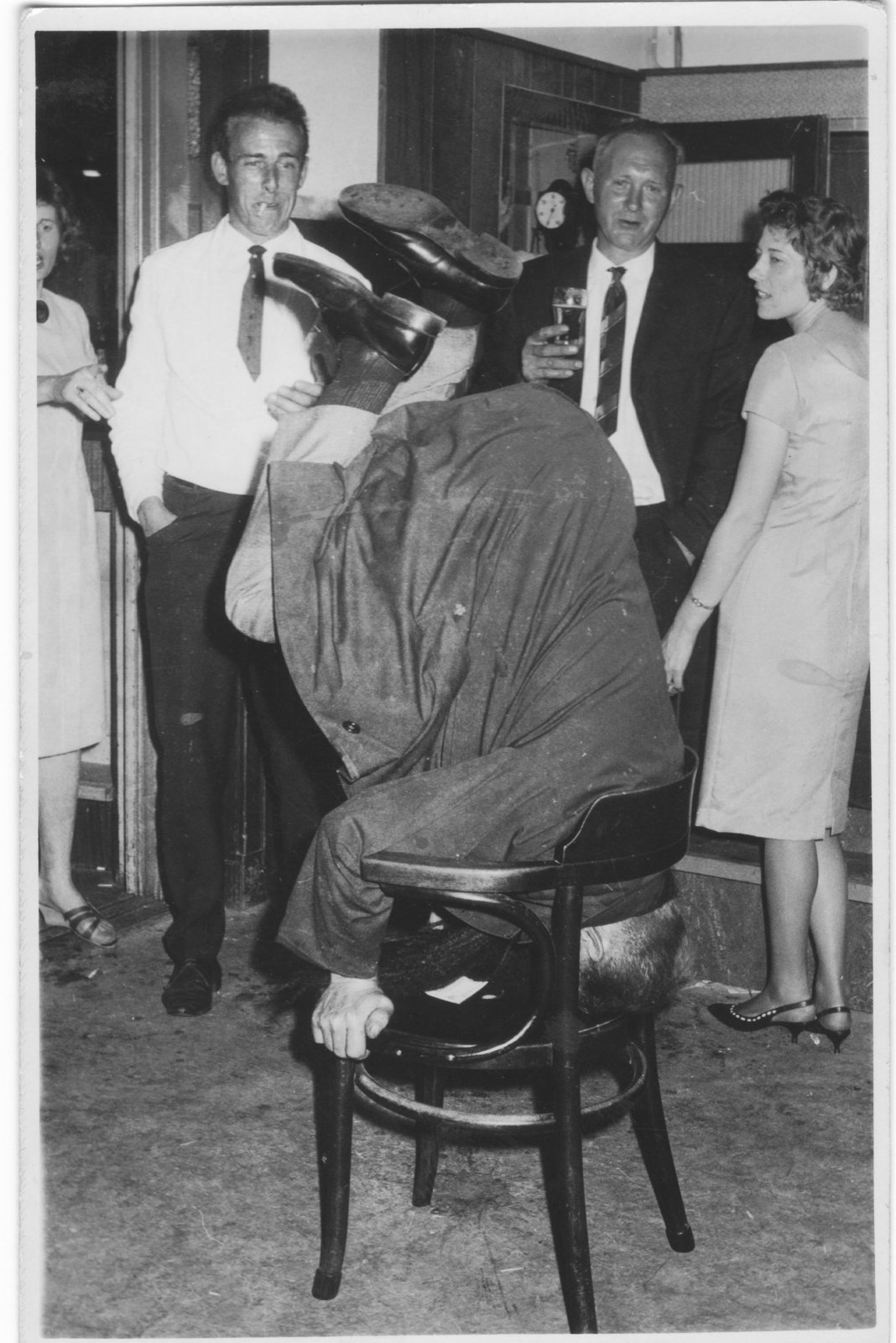 kermis 1965 ober Theo Knijn, Jan Snoek en Jo Bakker-Keuning,Dirk Hoogland op z'n kop