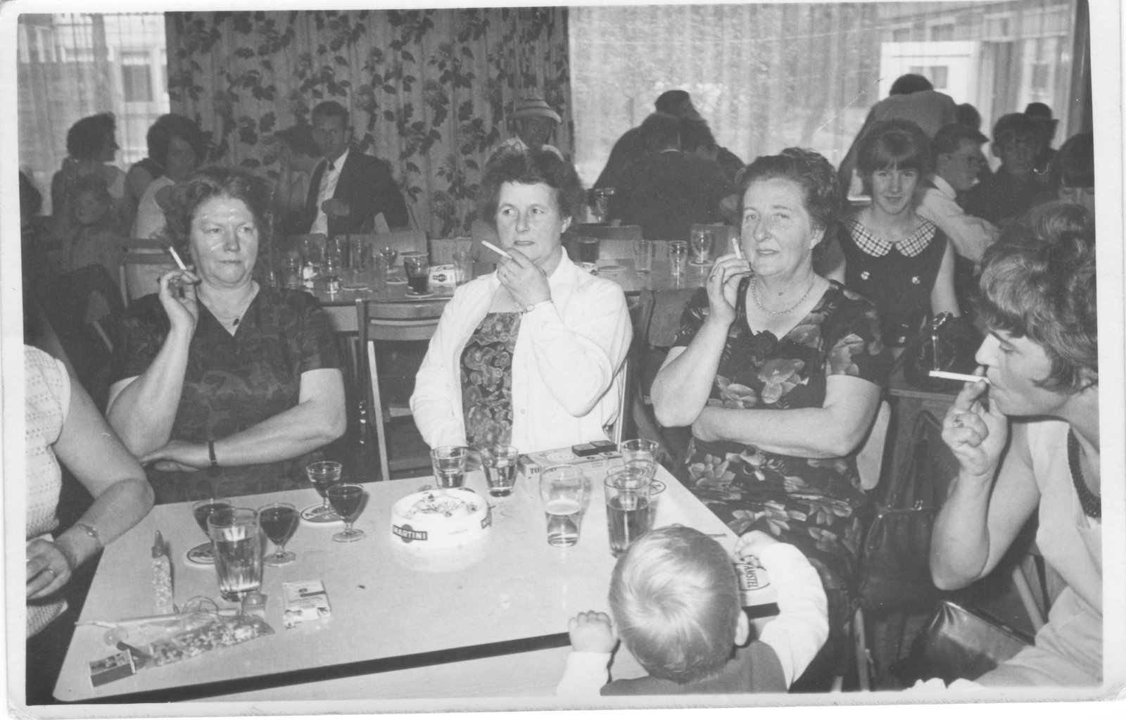 kermis 1966 Mart Hoedjes-Spruit,Mien Snoek-Zwart,Mien Koomen-Boots