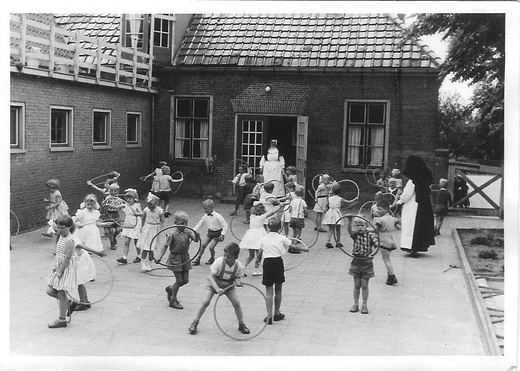 Hoepelen op het plein, 1960