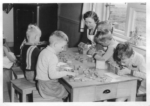 Aan tafel met blokken, 1960