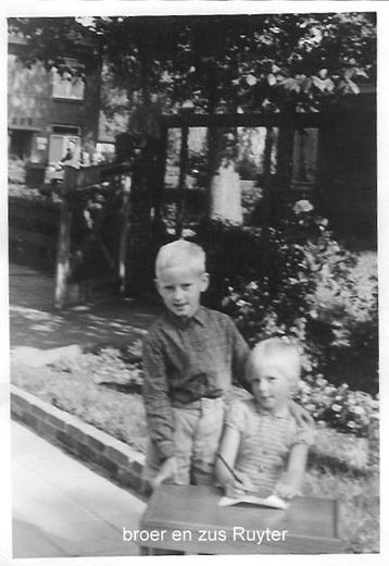Broer en zus Ruyter Bobeldijk, 1961