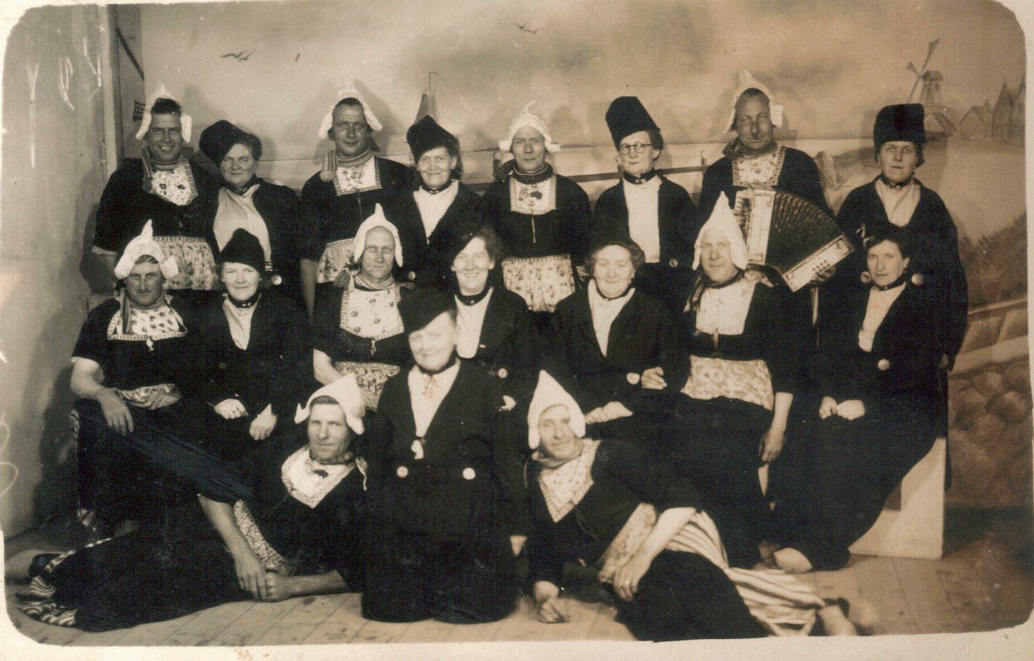 1950 Spierdijker middenstanders in volendams kostuum