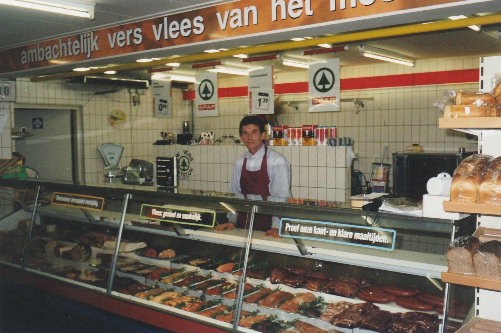 2003 jan 25 Siem Broerse in zijn Spar winkel met slagerij