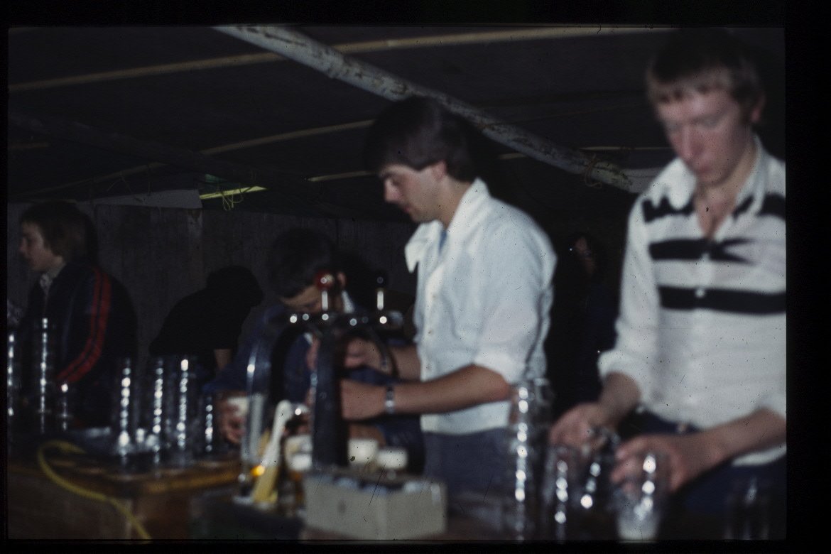 Tom Hoogewerf en Nico Snoek achter de bar